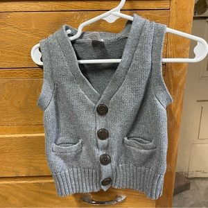 🌈 2/$10 Carter’s gray knit sweater vest with pockets size 12M